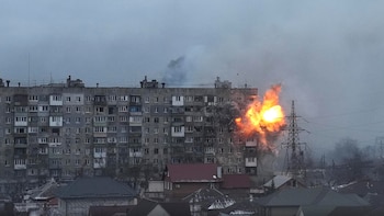 Un edificio de apartamentos explota