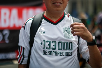 Una persona viste una camiseta con un mensaje en protesta por desaparecidos durante una manifestación rumbo al estadio Ciudad de México (México). Imagen de archivo. EFE/Isaac Esquivel