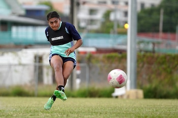 La futbolista Brenda Cerén, durante una práctica en Trinidad y Tobago, enfocada en el objetivo de lograr la clasificación a la siguiente fase del clasificatorio mundialista (Foto cortesía La Selecta SLV).