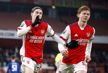 Foto de archivo de Marcelo Flores (con guantes) celebrando tras anotar un gol en partido de la categoría Sub-21 entre Arsenal y Chelsea. Estadio Emirates, Londres, Inglaterra. 11 de enero de 2022. (Action Images/John Sibley)