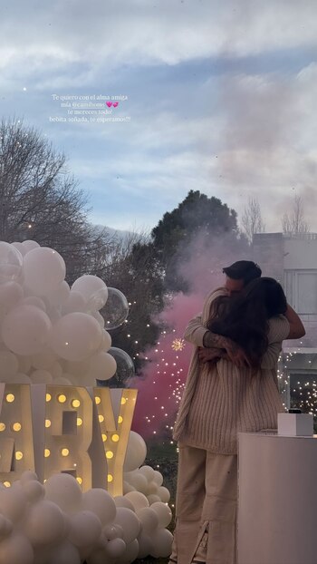 El abrazo de la pareja