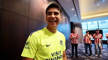 Aficionados coreanos le cantan feliz cumpleaños a Obed Vargas en gira por Seúl