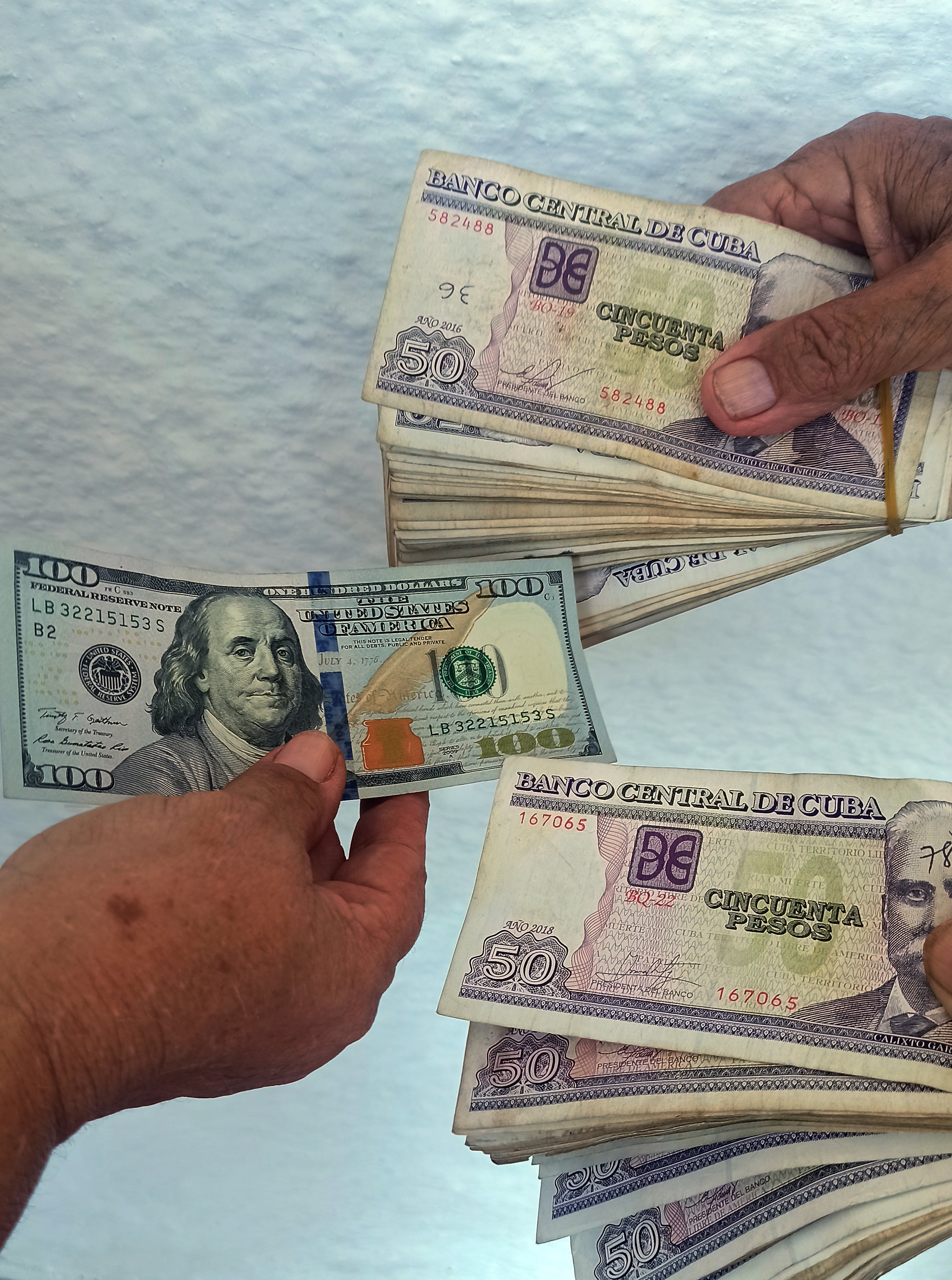 La brecha entre el dólar oficial y el dólar paralelo en Cuba se mantuvo en 41 CUP, según el Banco Central de Cuba. (EFE/Ernesto Mastrascusa)