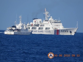 Un buque guardacostas chino obstruye a la embarcación filipina Malabrigo mientras prestaba apoyo durante una operación de la Armada filipina cerca del banco de arena Ayungin en el disputado mar de China Meridional (Guardacostas de Filipinas/Handout vía REUTERS)