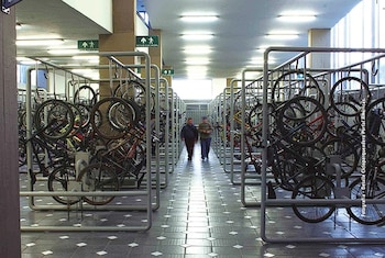 Las bicicletas deben asegurarse con candado personal y solo el propietario registrado puede retirarlas, garantizando seguridad en el uso de TransMiBici - crédito TransMilenio