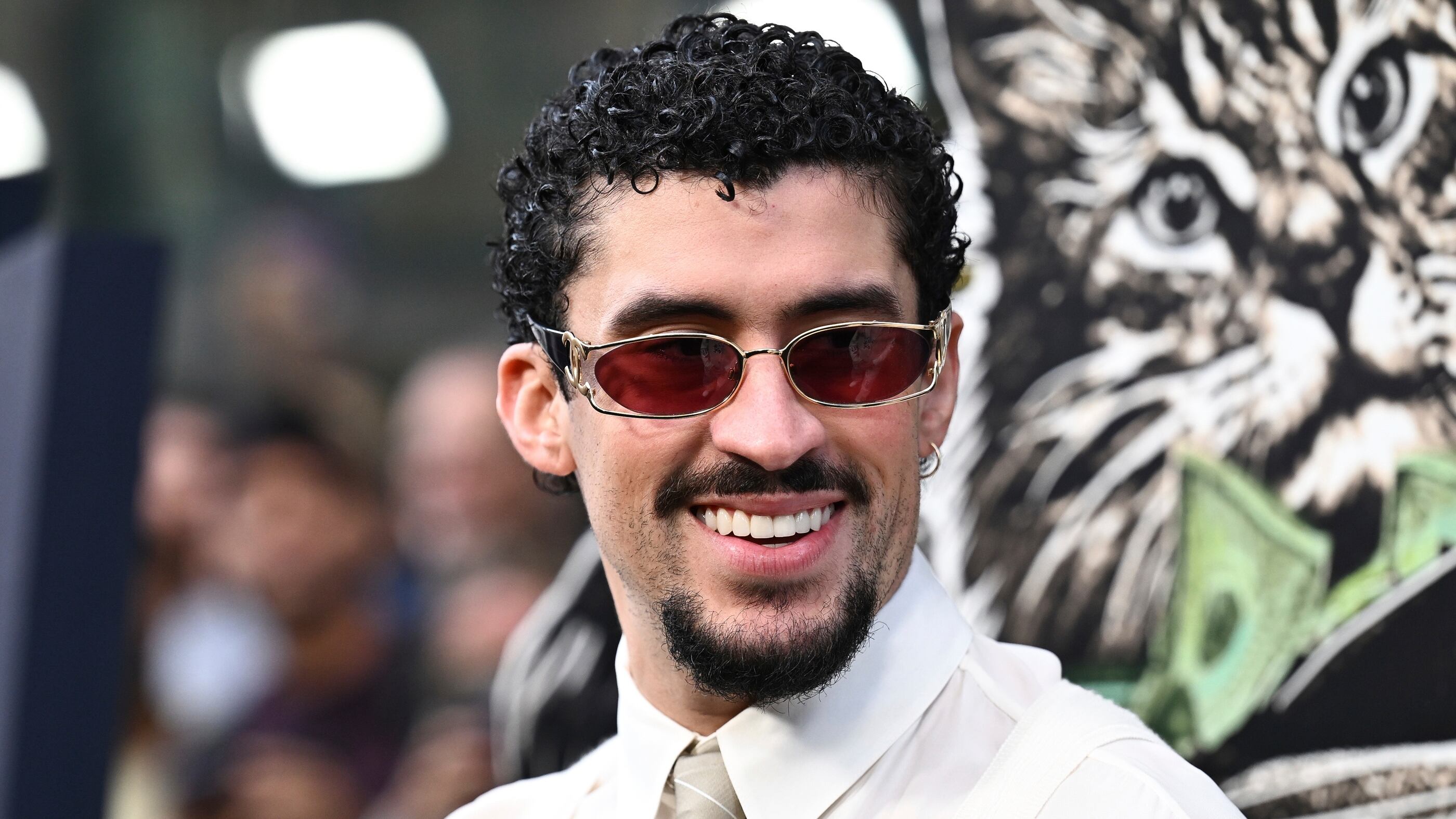 La evolución de los looks de Bad Bunny a lo largo de los años confirma su influencia en la moda global y su capacidad para desafiar constantemente los códigos tradicionales de vestimenta (AP)