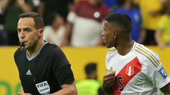 Miguel Araujo criticó uso del VAR en Perú vs Brasil.