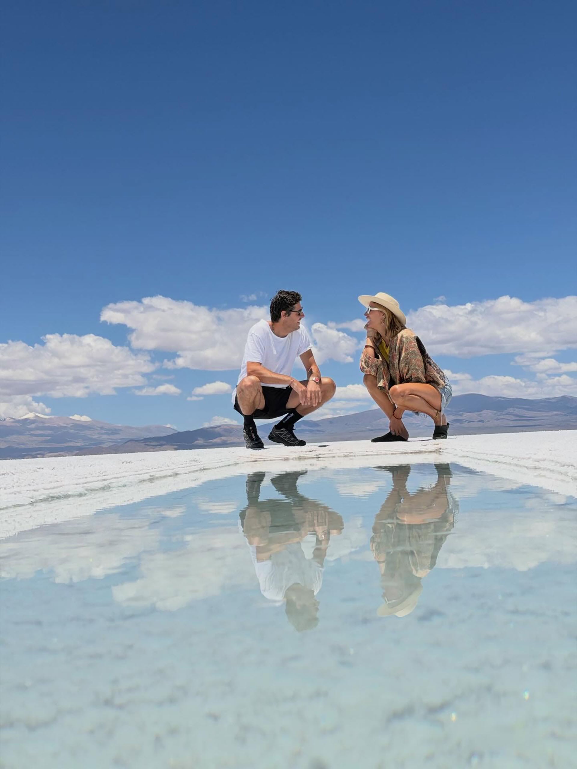 El reflejo del cielo sobre la superficie blanca y los canales de agua turquesa crea un efecto visual único en las Salinas Grandes de Jujuy