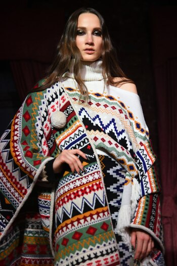 También presentó la opción de poncho. Sin apostar a uno clásico o al cuadrillé lo hizo con con un estampado geométrico y colorido con el agregado de pompones como un gran accesorio infaltable para el invierno