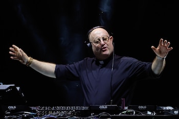 El padre DJ Guilherme Peixoto en Plaza de Mayo