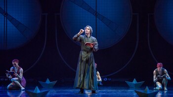 La escenografía y vestuario son