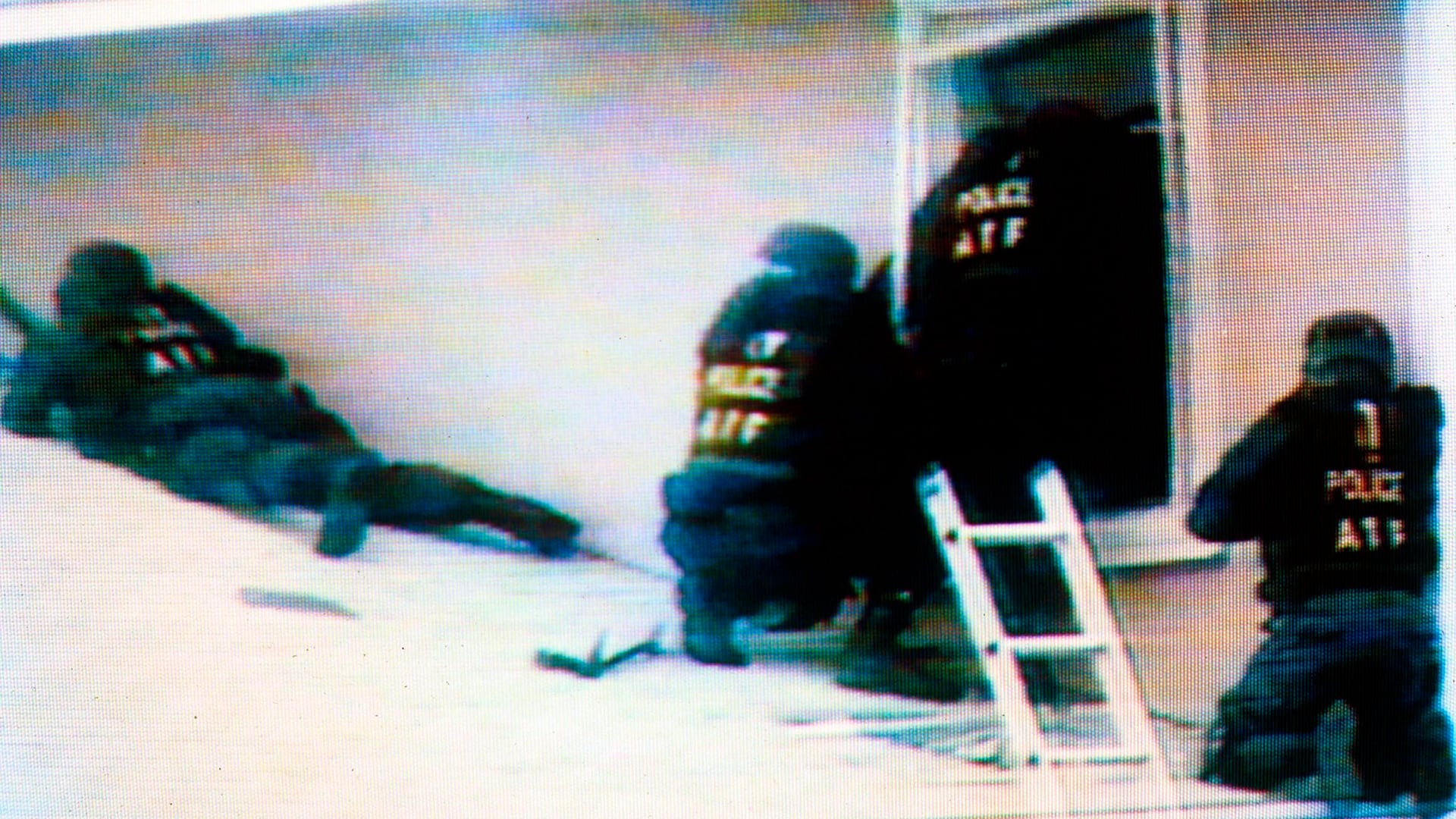 La policía de Waco, el FBI, y las fuerzas de la ATF (Agencia de Alcohol, Tabaco, Armas de fuego y Explosivos) rodearon la sede de los Davidianos en Texas, pero ellos resistieron con el arsenal de armas que tenían dentro y se desató un infierno (Grosby Group)