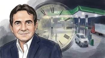 Caricatura de Héctor Melesio Cuén Ojeda en saco azul, con un reloj sin manecillas y una gasolinera Pemex de noche con un auto y moto, en estilo acuarela digital.