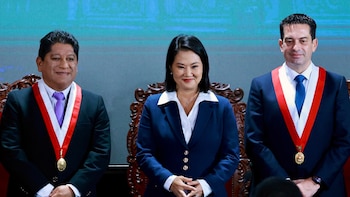 De izquierda a derecha: defensor del Pueblo, Josué Gutiérrez; presidenta Keiko Fujimori; y el presidente del Senado, Miguel Torres. Foto: Congreso