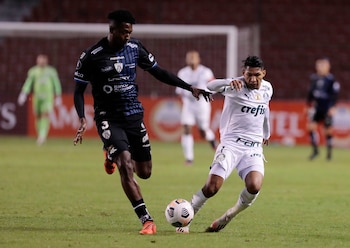 William Pacho en acción contra Palmeiras (REUTERS/Franklin Jacome/Archivo)