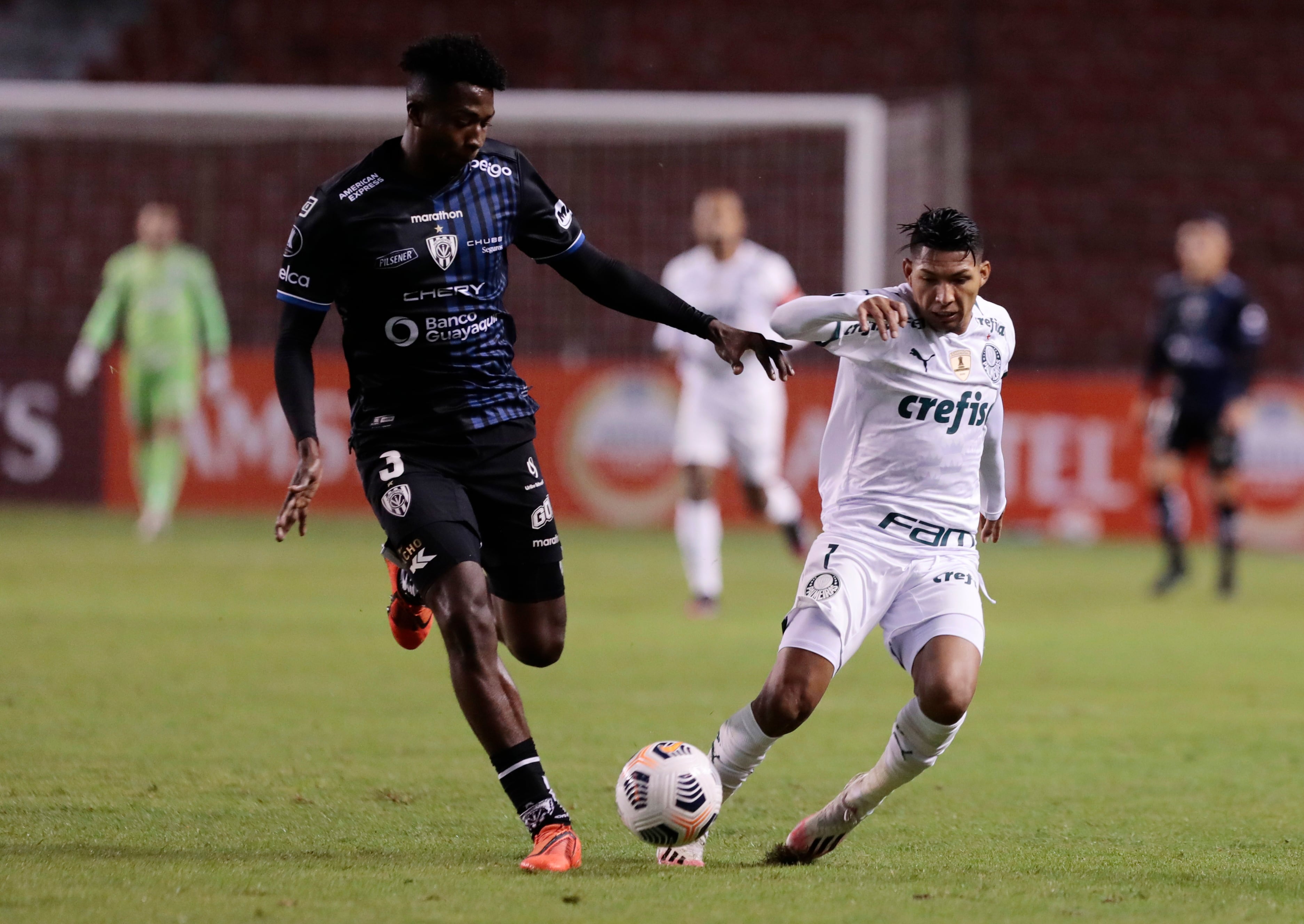 William Pacho en acción contra Palmeiras (REUTERS/Franklin Jacome/Archivo)