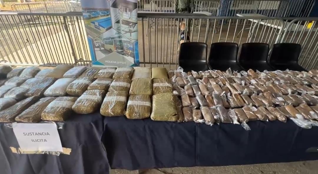 Entre los decomisos figuraban marihuana, cocaína, pastillas de metanfetamina, celulares y equipos no permitidos dentro del sistema penitenciario. Tomada de la PN