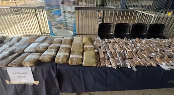 Entre los decomisos figuraban marihuana, cocaína, pastillas de metanfetamina, celulares y equipos no permitidos dentro del sistema penitenciario. Tomada de la PN