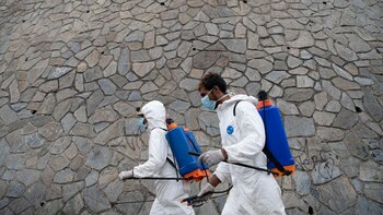 Trabajadores desinfectan calles en el