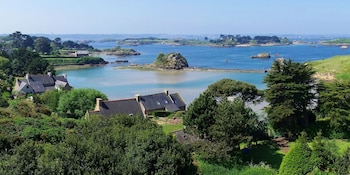 Desde 2023, Bréhat implementó un límite diario de 4.700 visitantes en verano para controlar el turismo y proteger su entorno natural y social (Wikimedia Commons)