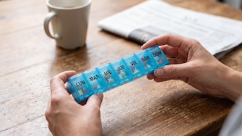 Las razones médicas y químicas por las que no debes guardar todos tus medicamentos en un pastillero