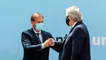 Alberto Fernández junto al gobernador