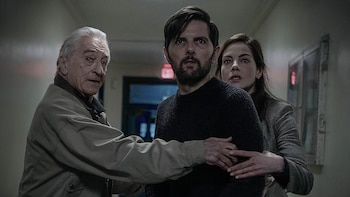 Robert de Niro, Adam Scott y Michelle Monaghan en 'The Whisper Man' (Netflix)