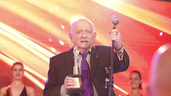 Chiche Gelblung con su Martín Fierro de Oro (RS Fotos)