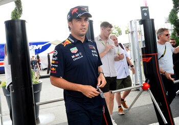 Checo Pérez durante su entrada al circuio de Monza para el GP de Italia (Foto: REUTERS/Massimo Pinca)
