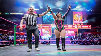 Hoy, asegura que no piensa irse de la empresa y recuerda con emoción cómo su padre celebró su firma de contrato.
(Cortesía CMLL)