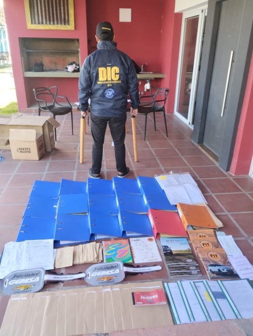 Las autoridades allanaron seis domicilios que estarían vinculados a las firmas señaladas