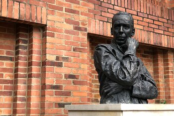 Busto en memoria de Álvaro