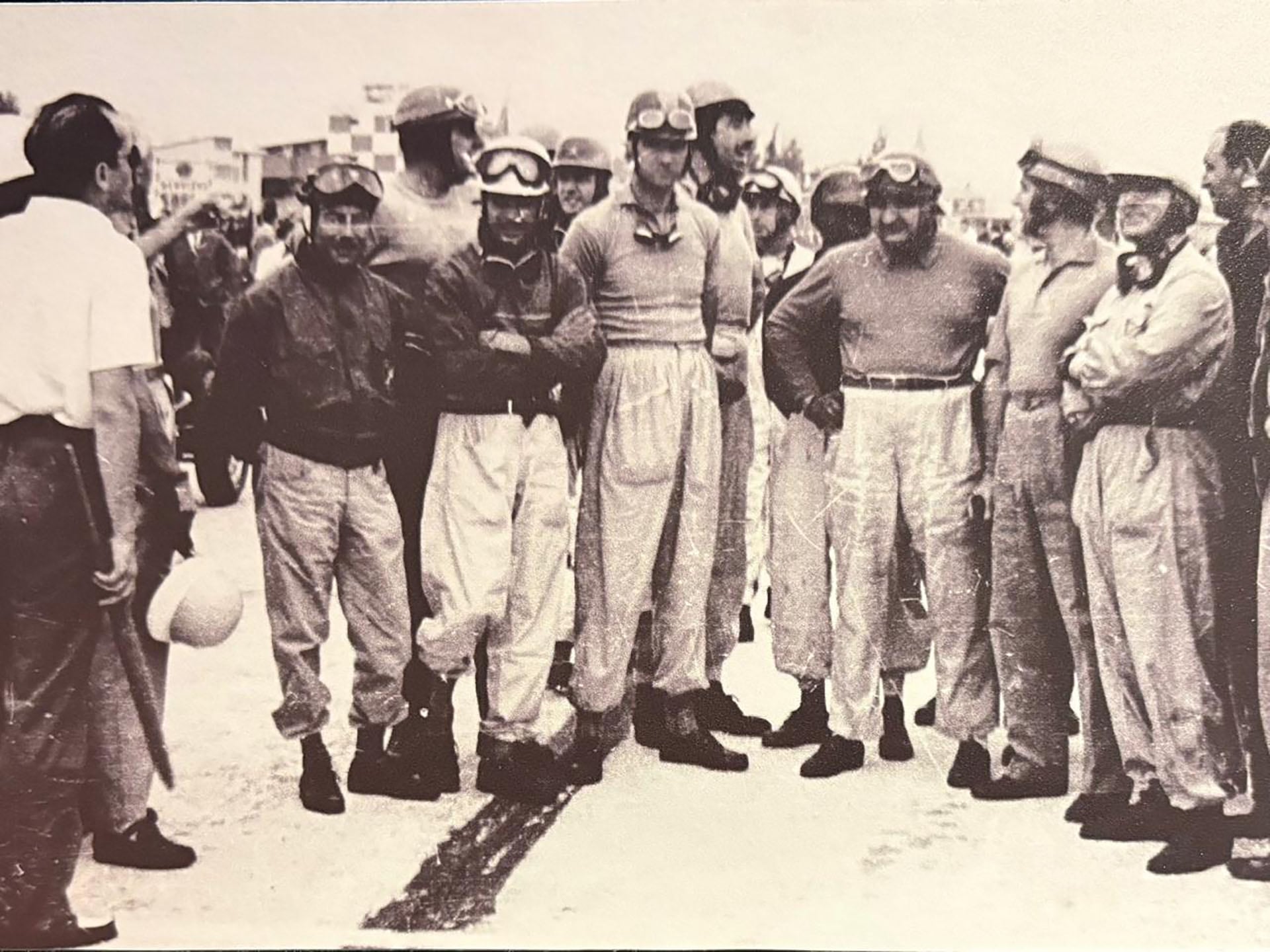 Los pilotos del GP de Mónaco de 1952. El argentino Froilán González, junto a los italianos Alberto Ascari y Nino Farina. Foto Museo Ferrari de Maranello.