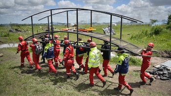 El puente metálico armado por