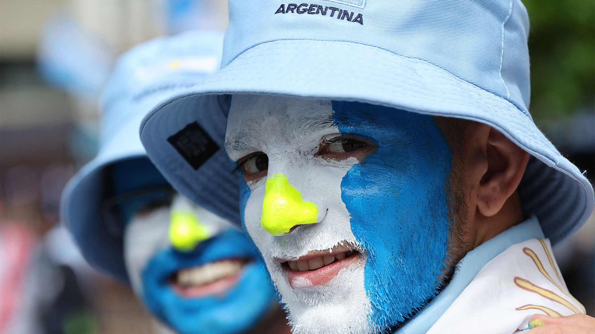 La comunidad argentina en Kansas y Missouri se organiza a través de un grupo que mantiene contacto permanente y participará con camisetas y banderas (Photo by Adrian DENNIS / AFP)