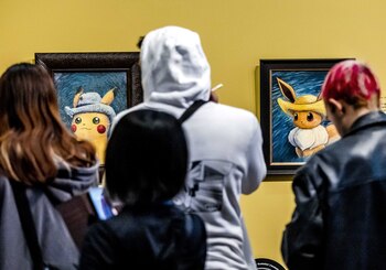 Los visitantes observan pinturas de