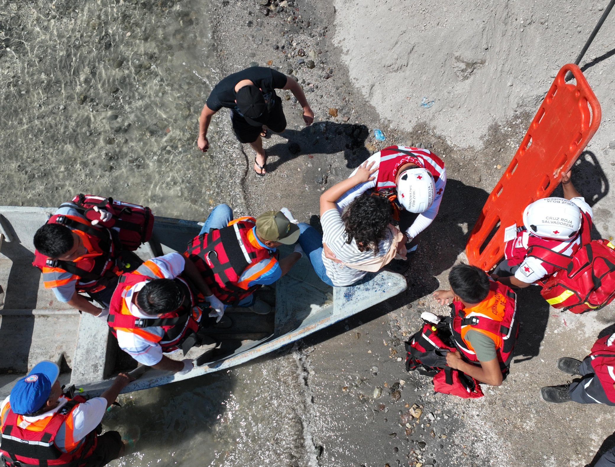 Personal médico y voluntarios de Cruz Roja asisten a veraneantes en playas y zonas turísticas del país./ (Cruz Roja Salvadoreña)