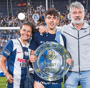 Franco Zanelatto al lado de