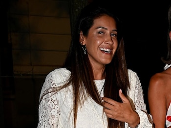 19/08/2026 Gabriela Guillén.
En el punto de mira tras revelar que en el pasado vivió un romance con Cristiano Ronaldo antes de que comenzase su historia de amor con Georgina Rodríguez, Gabriela Guillén se encuentra de nuevo en Madrid tras disfrutar de unas vacaciones con el hijo que tiene en común con Bertín Osborne, David (2), en las costas andaluzas. Un viaje en el que estuvo a pocos kilómetros del cantante de rancheras, pero en el que no hubo reencuentro a pesar de la cordialidad de la que han presumido en los últimos tiempos, como ahora ha confirmado ante las cámaras de Europa Press.
EUROPA ESPAÑA SOCIEDAD