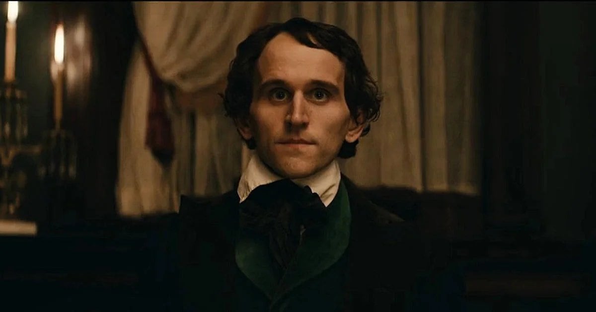 La vida del autor fue protagonista de diversas películas, y sus últimos días son el foco que más controversia despierta. En este caso, en The Pale Blue Eye, Harry Melling interpreta a un joven Edgar Allan Poe (Captura de video)