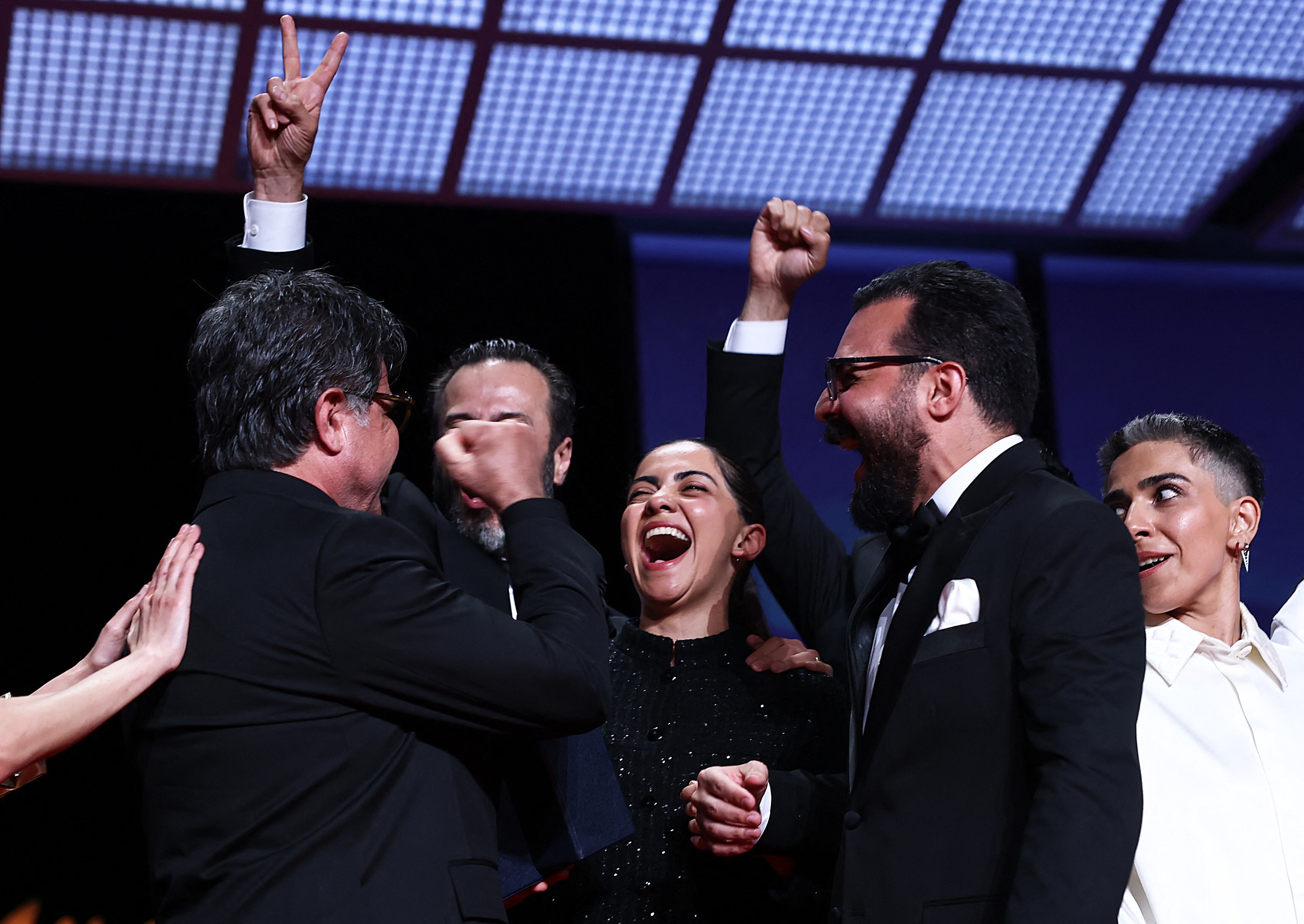 Panah y el equipo de la película reaccionan en el escenario durante la ceremonia de clausura del 78º Festival de Cine de Cannes (REUTERS/Manon Cruz)