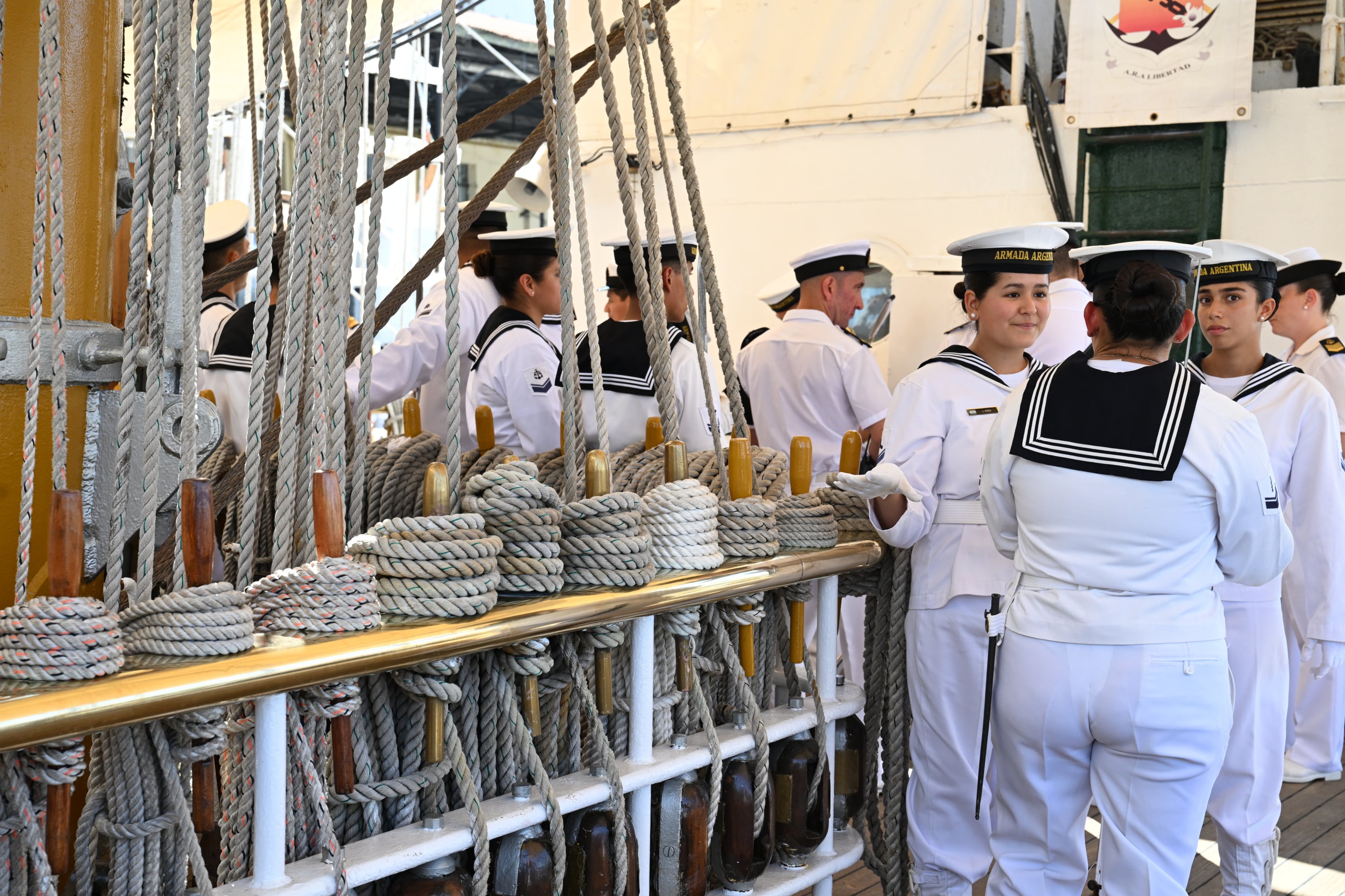 La tripulación supera los 250 miembros, distribuidos entre oficiales, suboficiales, cabos, guardiamarinas y personal invitado de otras fuerzas (Maximiliano Luna)