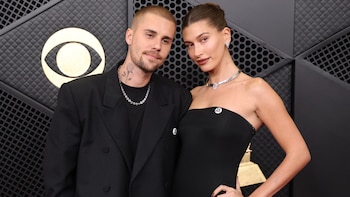 Hailey Bieber reconoce sentirse limitada por la atención mediática a su matrimonio con Justin Bieber