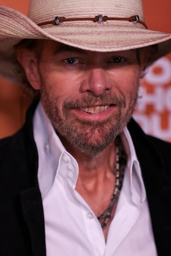 Toby Keith posa en la