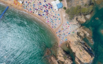 Numerosas personas disfrutan de un día de playa en la Costa Brava, a 30 de julio de 2023, en Tossa de Mar, Girona, Cataluña (España). (Lorena Sopêna/Europa Press)