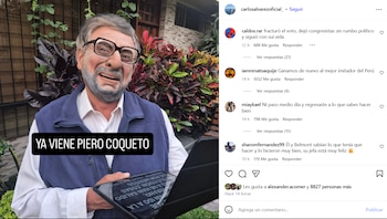 Carlos Álvarez disfrazado de Piero Corvetto con gafas, barba y chaleco azul, sosteniendo una tablet, con plantas verdes y rojizas de fondo
