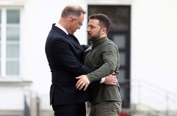 El presidente polaco Andrzej Duda saluda a su par ucraniano Volodimir Zelenskiy en el palacio Belvedere de Varsovia (REUTERS/Lukasz Glowala)