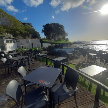 Terraza La Vela, frente a