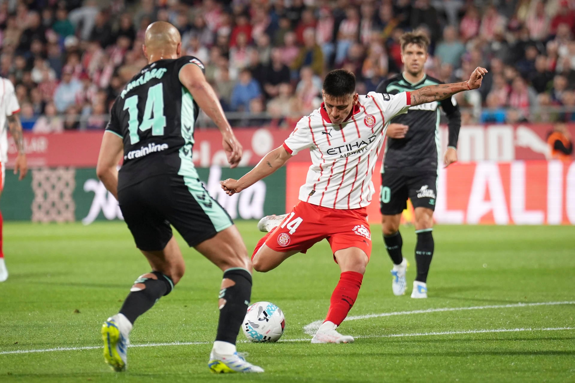 El Diablito Echeverri fue clave para el primer tanto del Girona ante el Betis (EFE/ David Borrat)