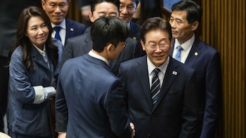 Corea del Sur comienza a transportar crudo desde el mar Rojo ante el bloqueo del estrecho de Ormuz